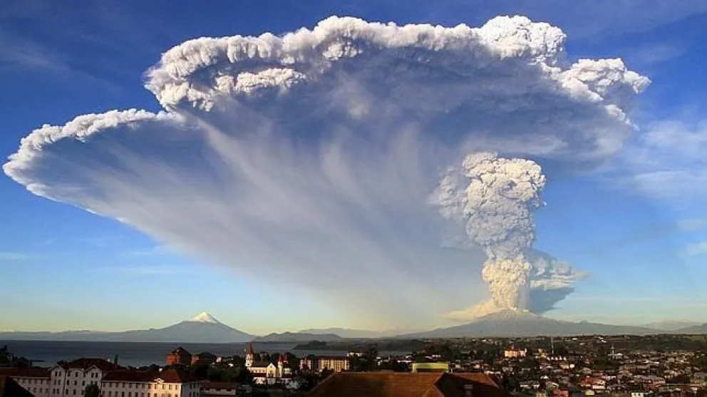 El macizo registró dos pulsos eruptivos los días 22 y 23 de abril. 