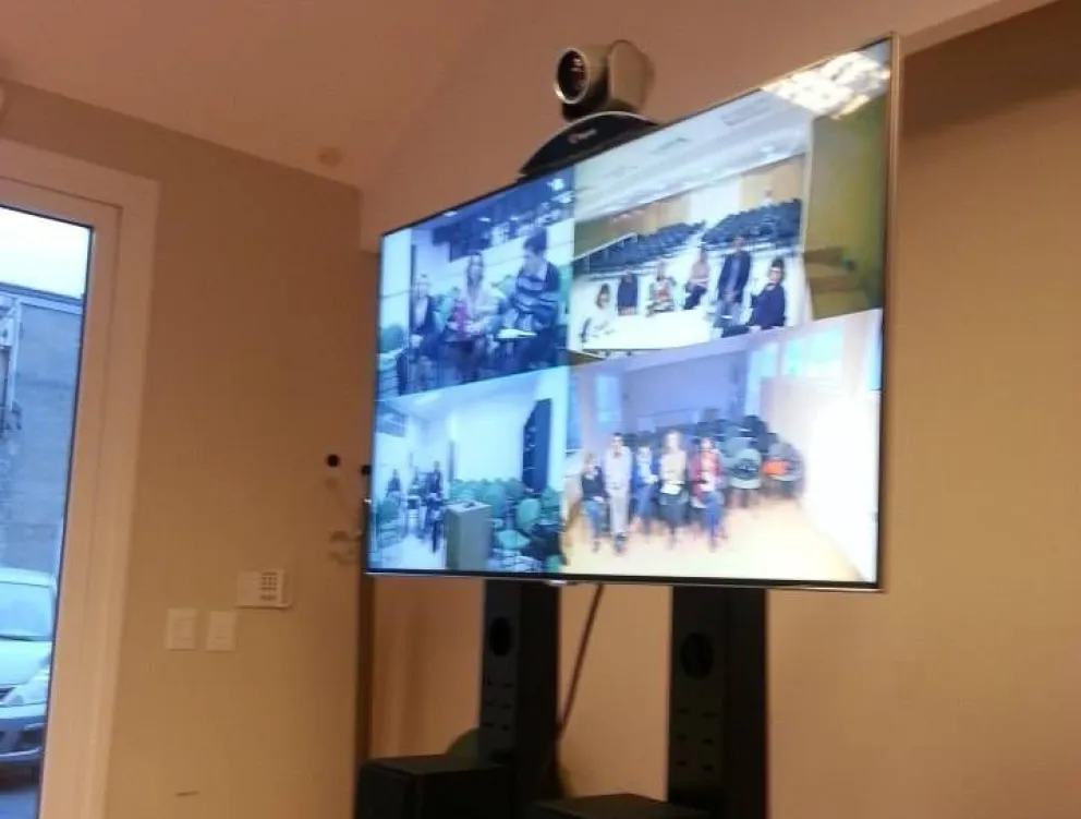 La primera videoconferencia fue entre asistentes sociales