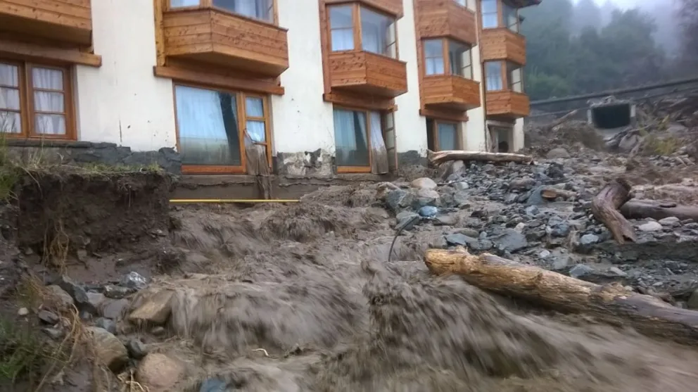 Agua y barro ingresaron en las instalaciones del hotel Pire Hue