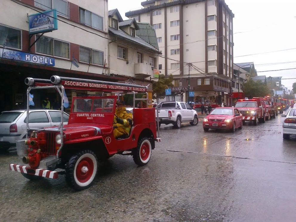 Autobombas desfilando por la calle Mitre