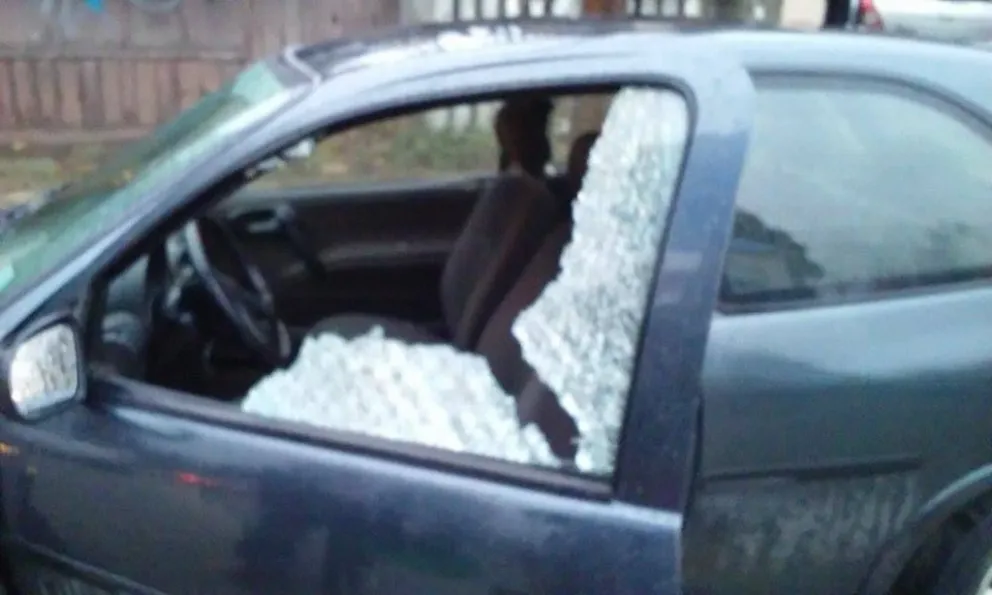 Aunque rompieron el vidrio del rodado no robaron nada del interior