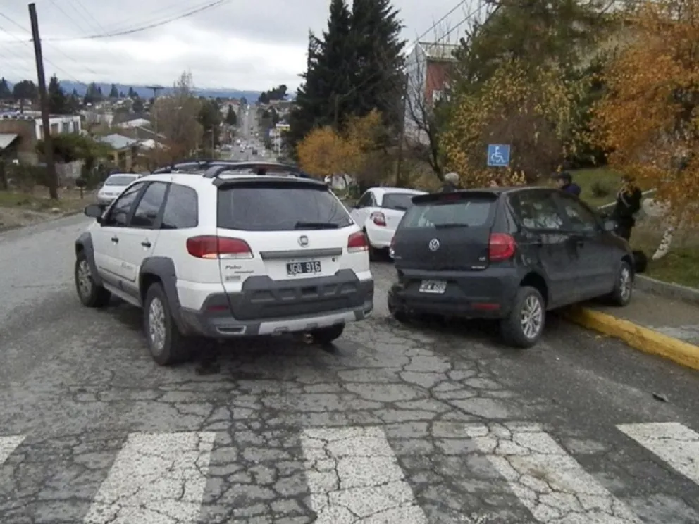 Esquivó un perro y chocó contra dos autos estacionados