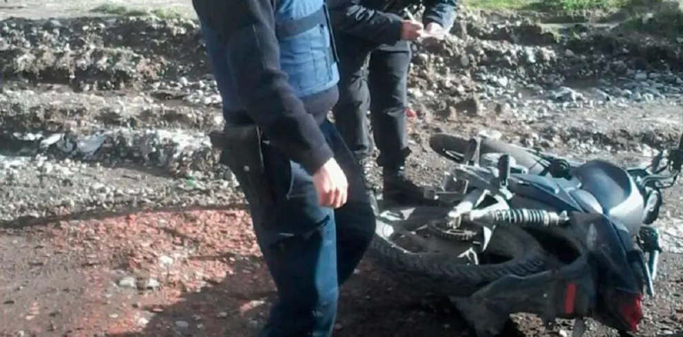 El sujeto abandonó la moto para escapar 