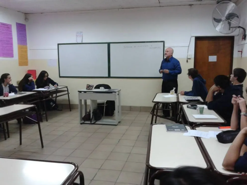El defensor de Menores e Incapaces, Ricardo Mayer, con los alumnos.