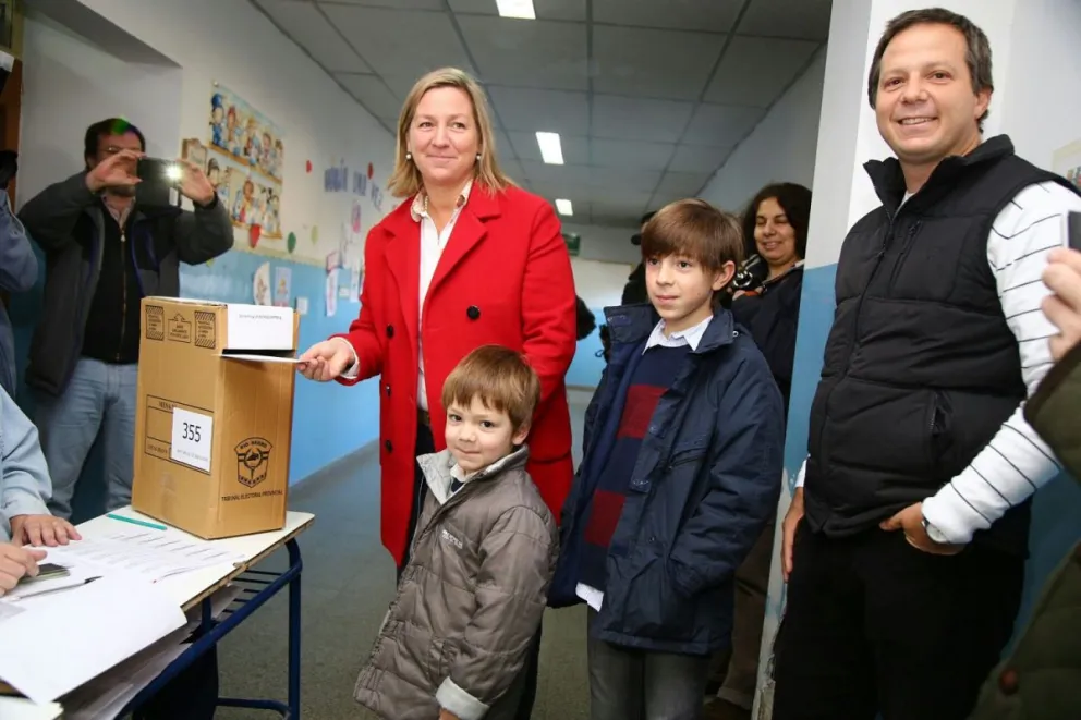 Martini concurrió a votar acompañada por su familia