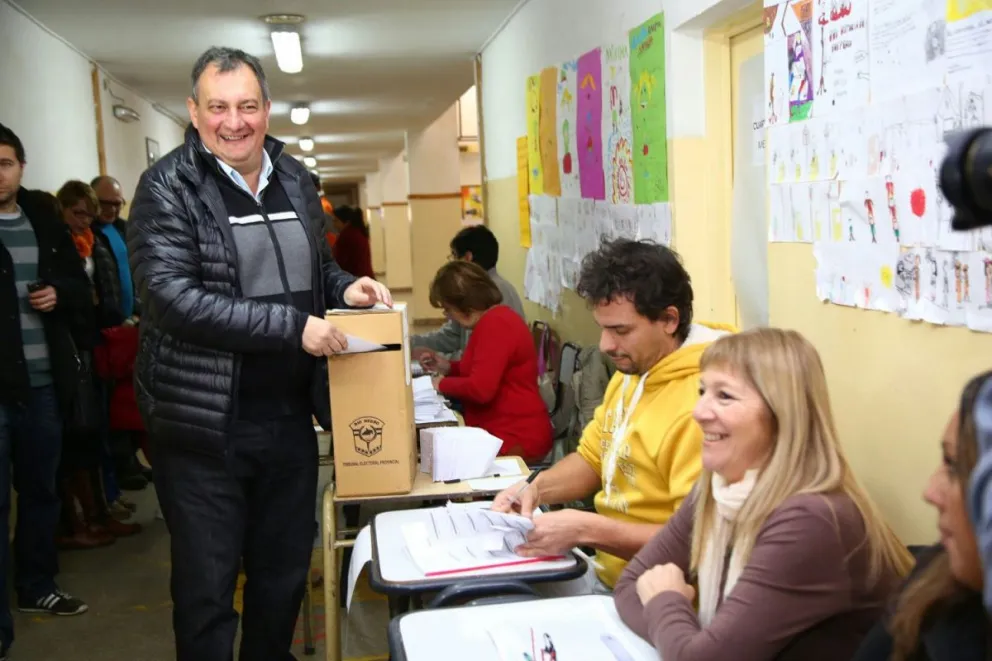 Tras votar Gennuso expresó estar emocionado y ansioso