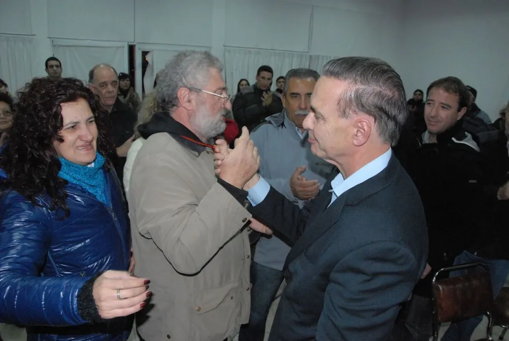 Pichetto, saludado por Del Bello tras la derrota