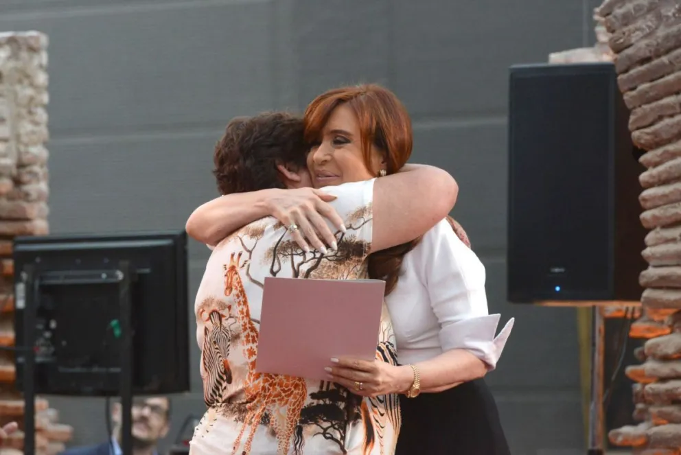 La presidente Fernández de Kirchner entregando un beneficio jubilatorio