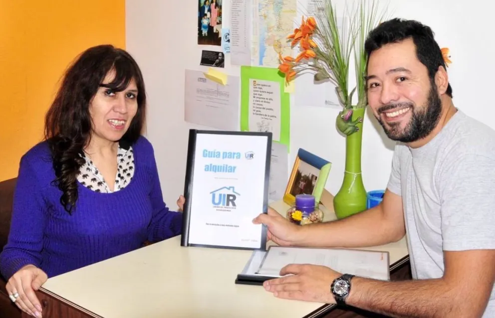 Basaul entregó a la concejal Garro el manual que elaboró la unión que conduce
