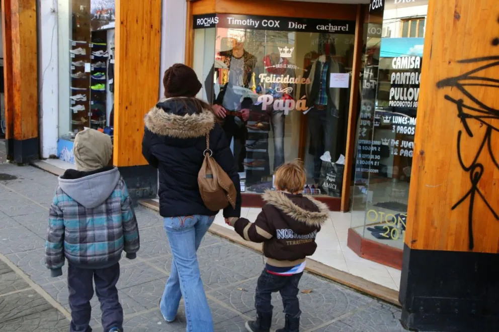 El valor promedio por cada regalo es 700 pesos. 