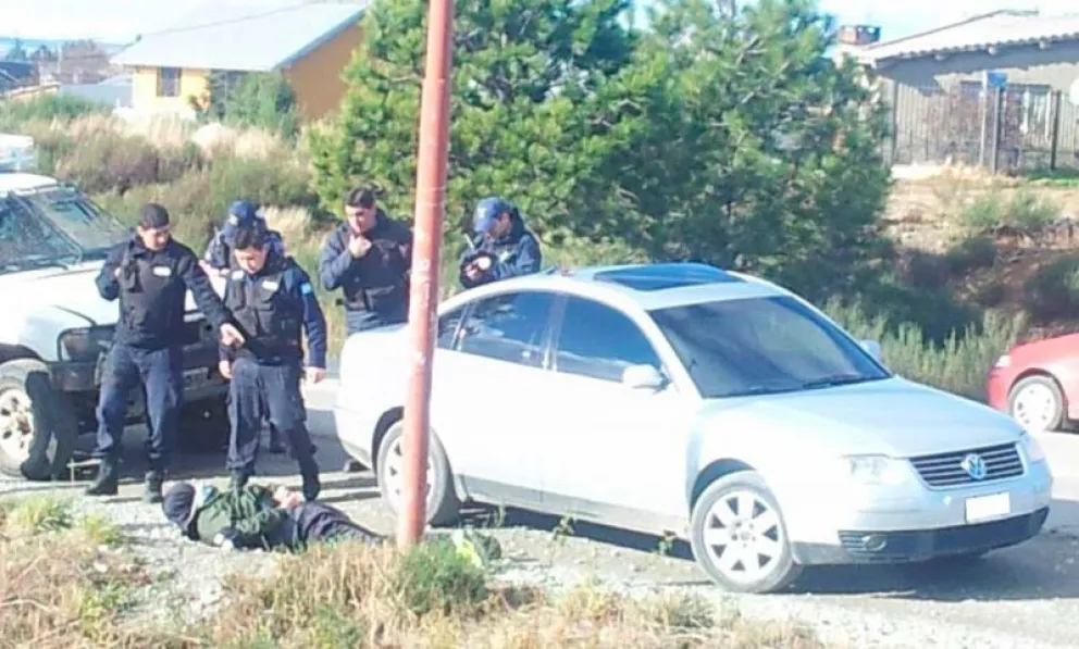 La policía revisó el auto y la ropa de los sujetos pero no encontró armas