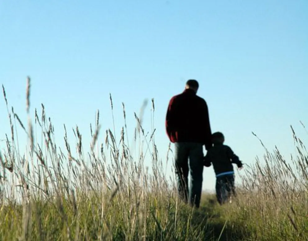 Un joven solicita a la Justicia cambiar el apellido biológico por el de su padre afín