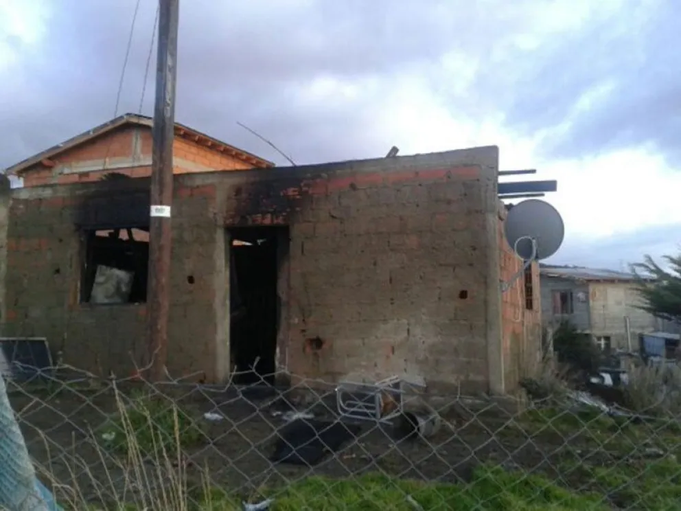 El fuego se inició dentro de la vivienda.