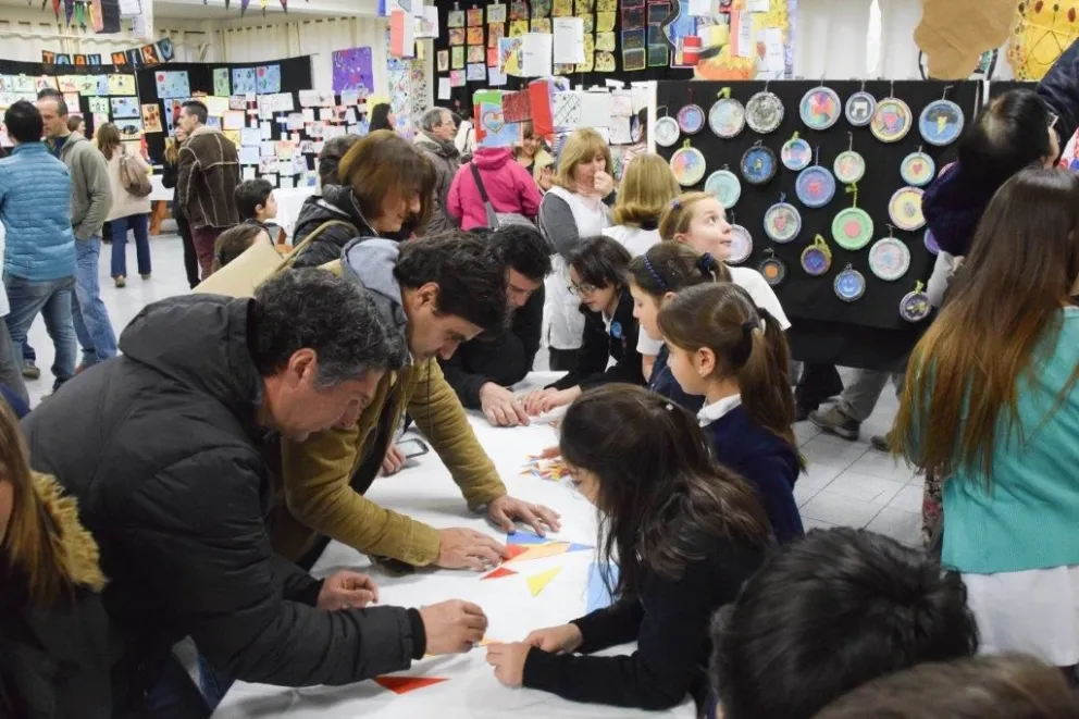 Alumnos del Primo Capraro expusieron trabajos