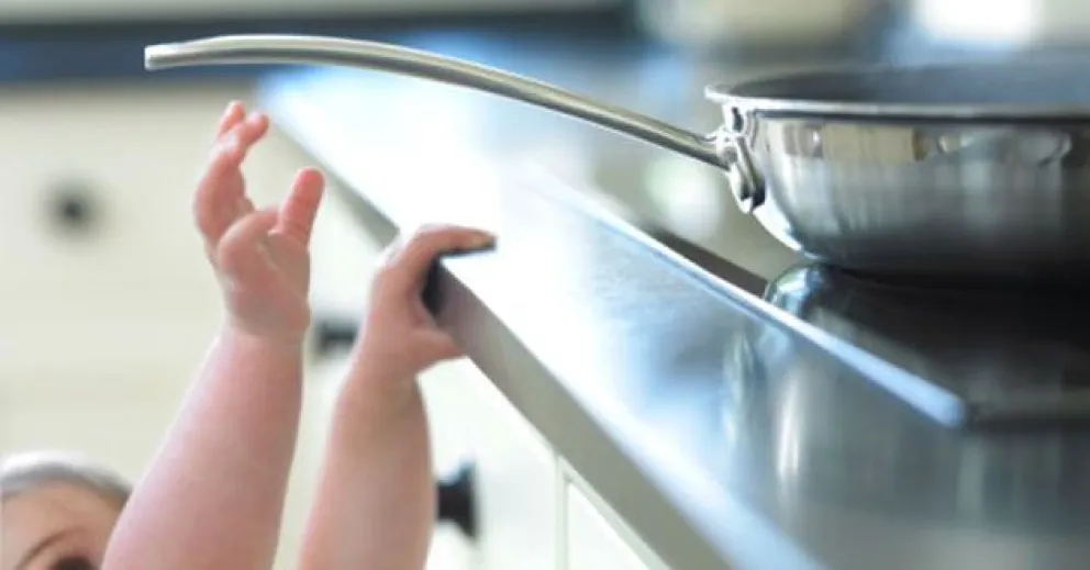 El derramamiento de líquidos calientes, una de las principales causas de quemaduras en niños.