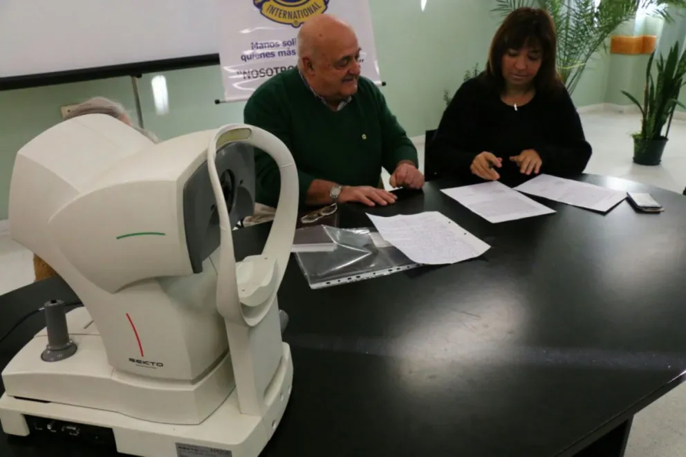 El Club de Leones entregó un refractómetro al consultorio oftalmológico del hospital.