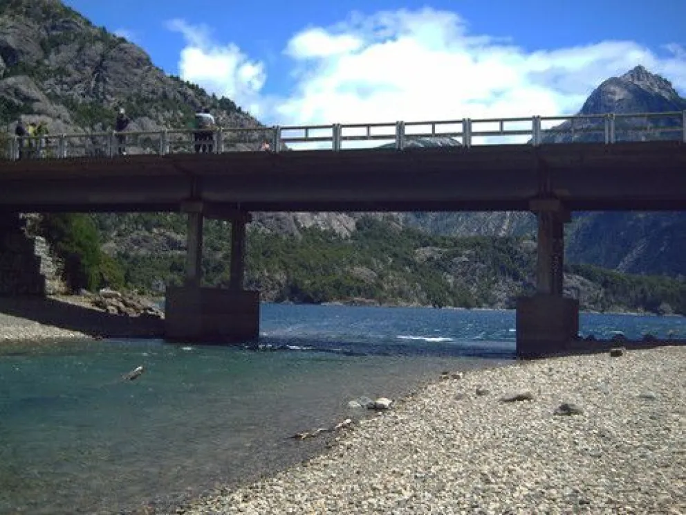 El auto robado fue encontrado en cercanías del puente Angostura, en lago Moreno