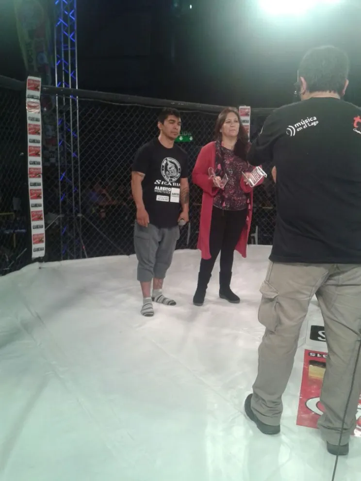 Jara en el ring, recibiendo una distintción