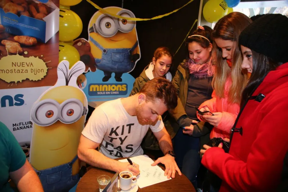 Dustin Luke en Bariloche firmando autógrafos