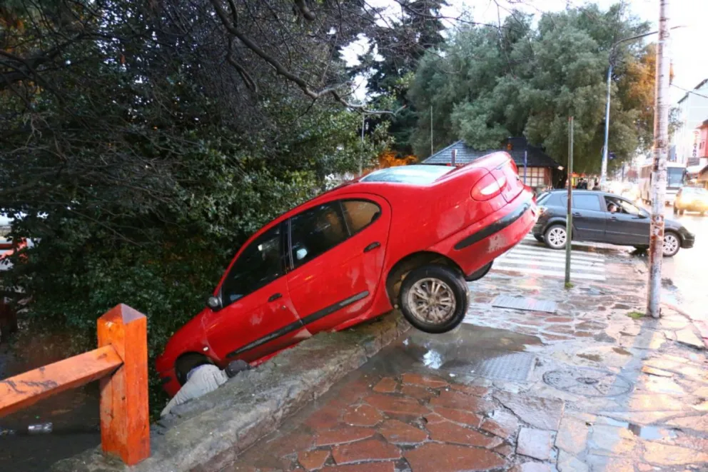 Perdió el control del auto y casi termina en la plaza
