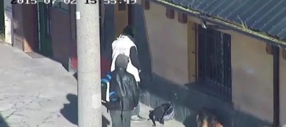 Video: sorprenden "in fraganti" a sujetos que intentaban robar en un comercio