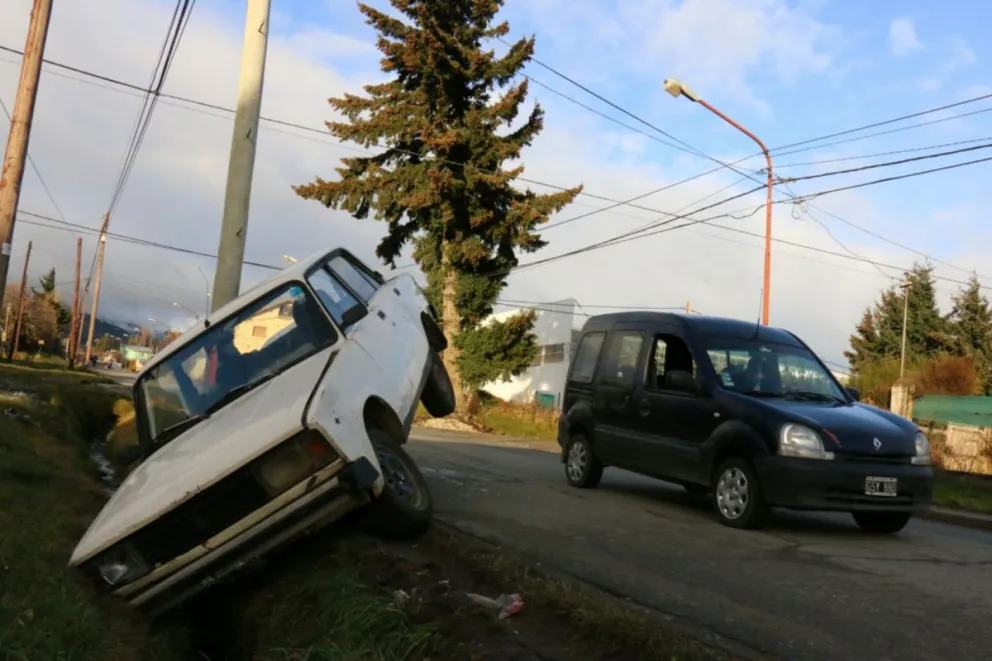 Nadie reclama el auto que amaneció volcado en Rivadavia y Santa Cruz.