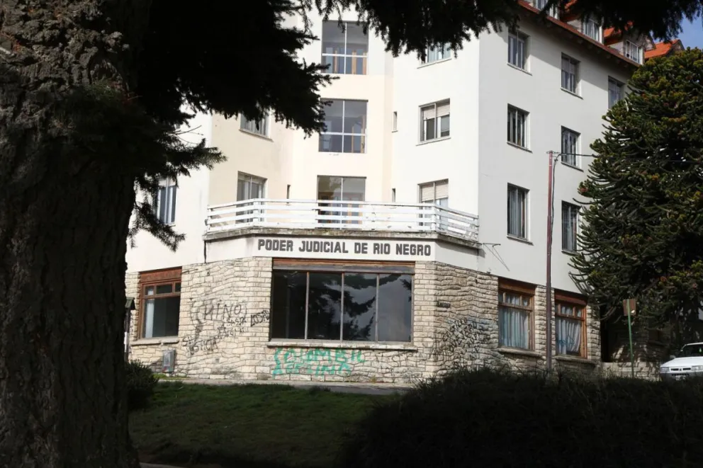 Se encadenaron por la liberación de Cesar González y en reclamo de soluciones habitacionales