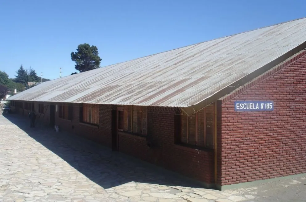 Los docentes fueron agredidos en la puerta de la escuela 185, ubicada en Beschtedt 850.