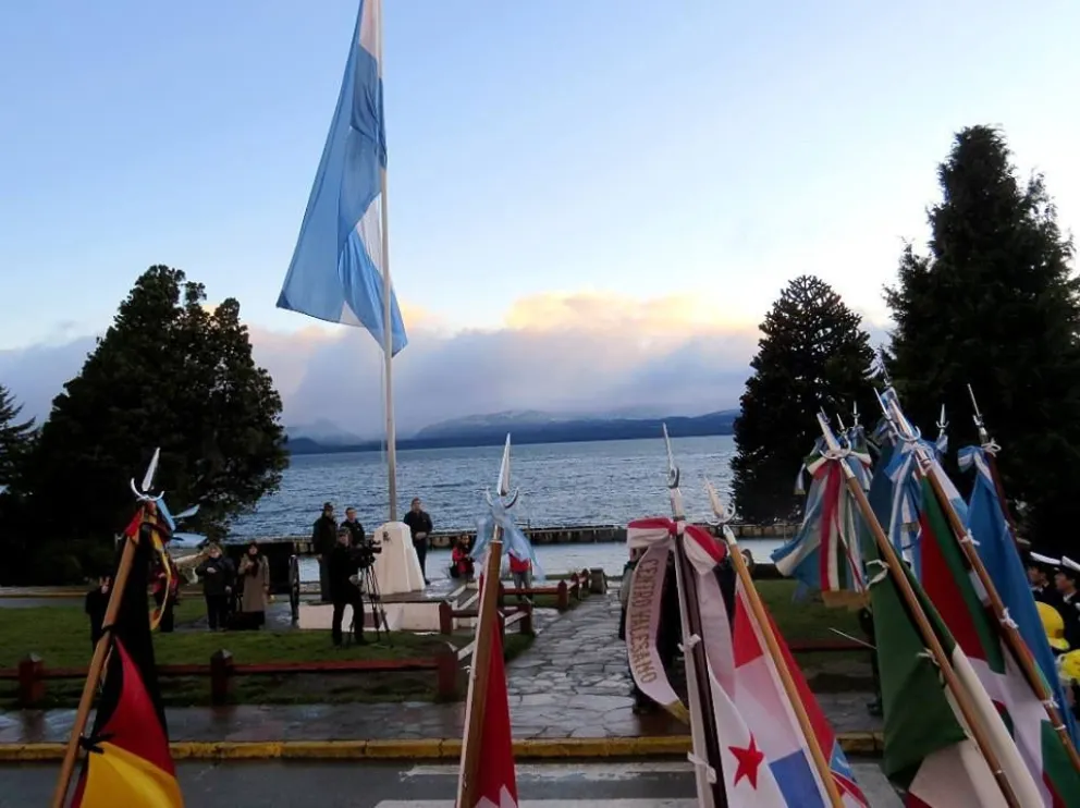 El acto consistió en el izamiento de la bandera y una presentación de músicos locales.