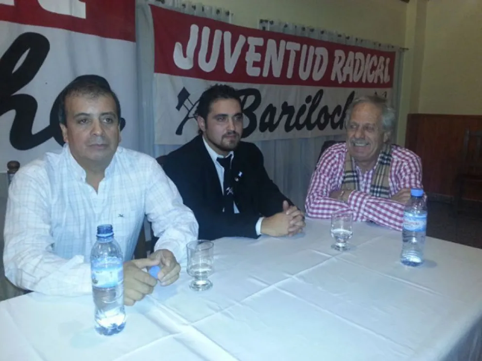 Castañón, Dura y Saíz, lejos de volver a sentarse en la misma mesa.