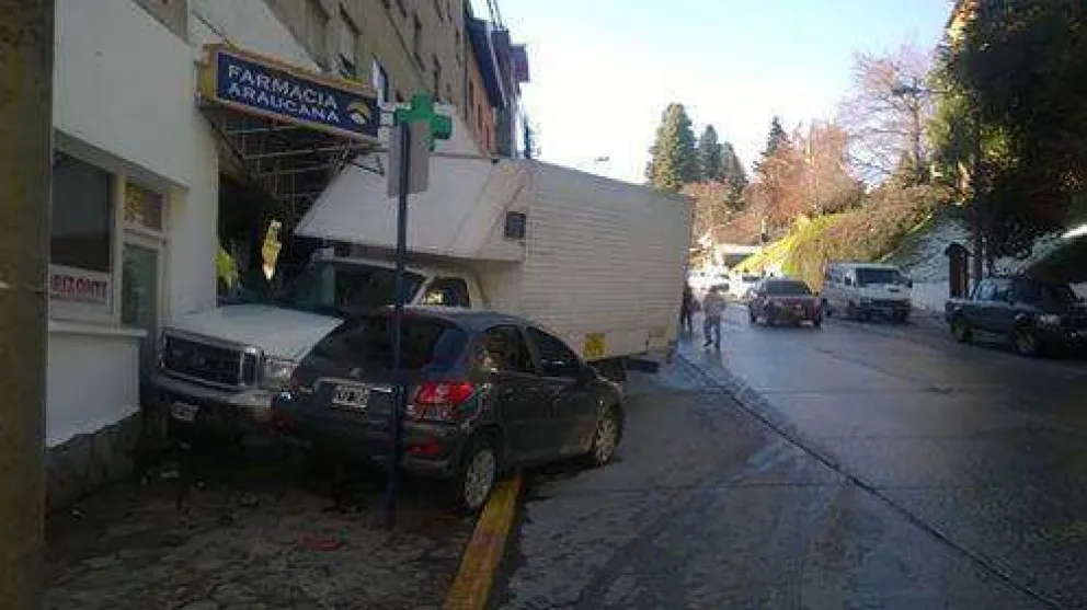 El camión frenó contra la pared de la farmacia.
