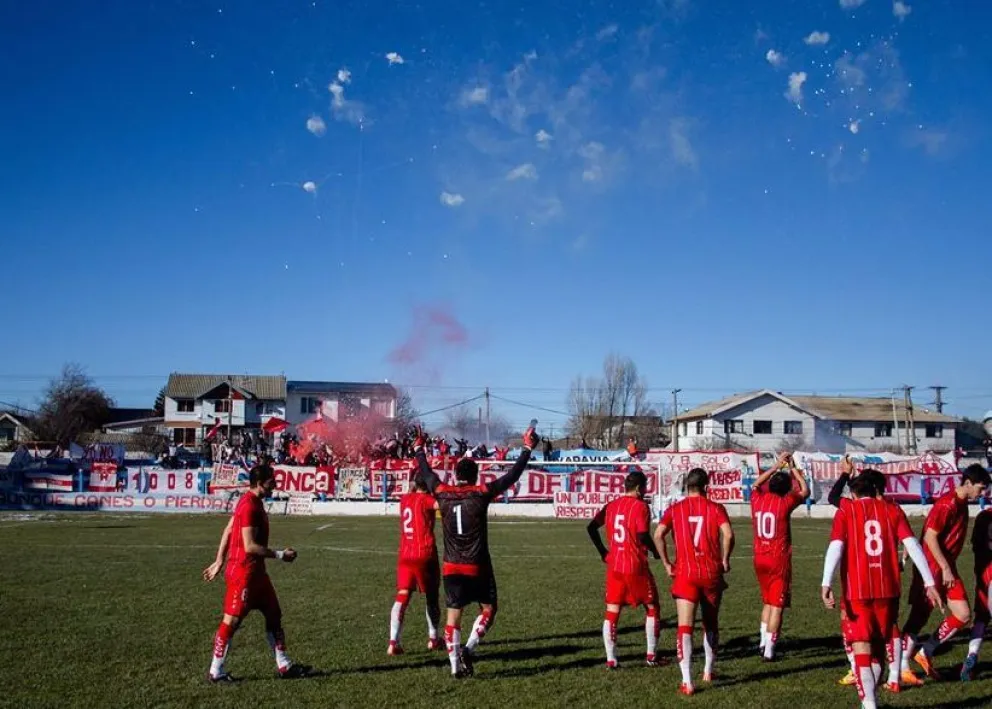 La hinchada de Huracán de Comodoro Rivadavia recibió a su equipo con un festival de pirotecnia. 