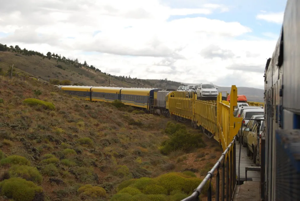 En el tren que une Bariloche y Viedma, los pasajeros también pueden llevar sus automóviles
