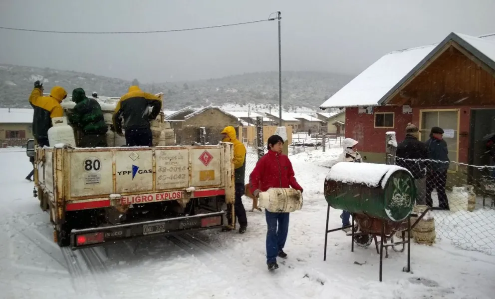 Provincia distribuyó garrafas en barrios de Bariloche