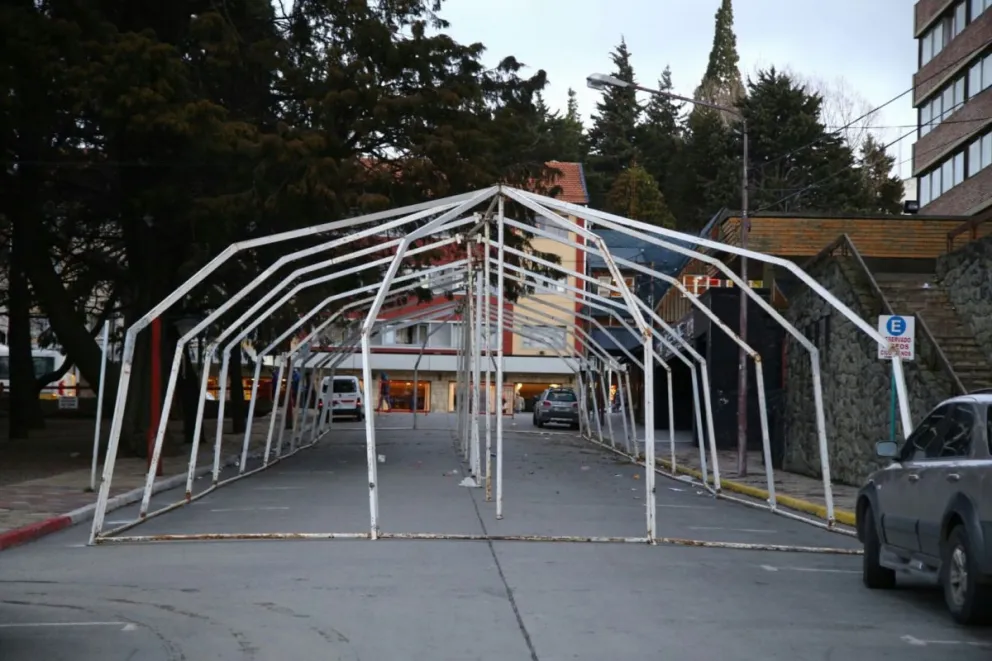 Hoy se armó la estructura reparada de la globa