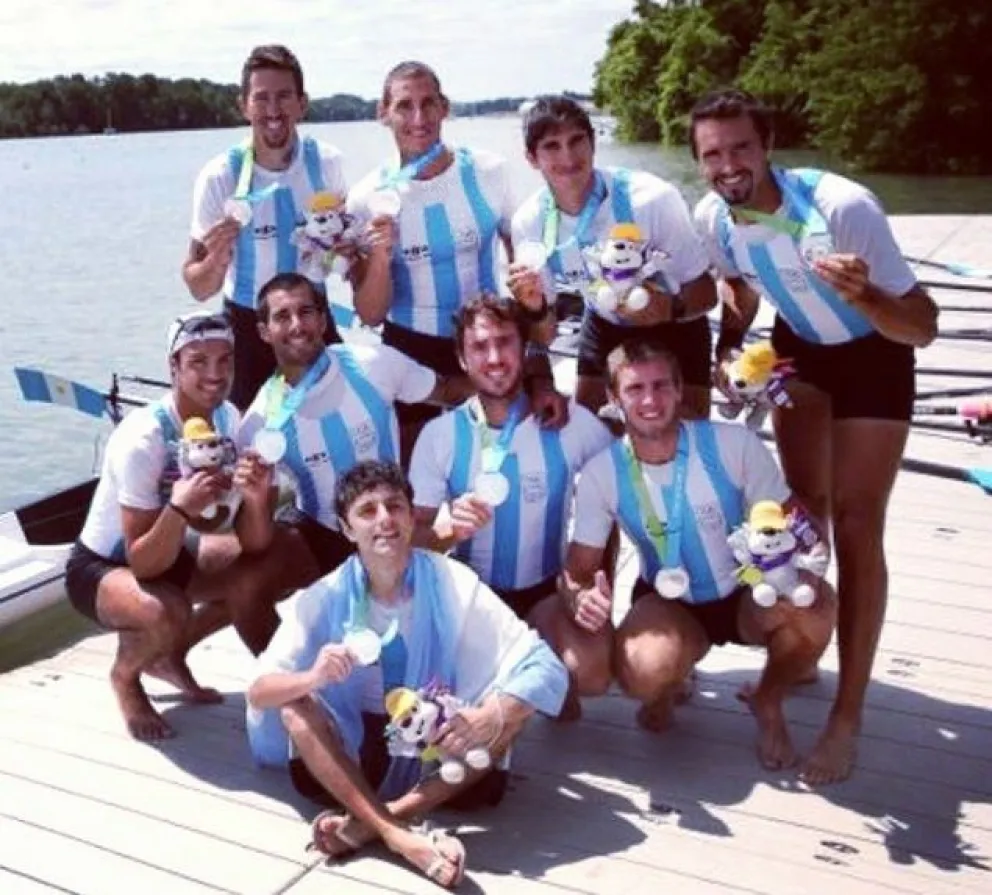 El equipo de Iwan feliz con su medalla de plata.