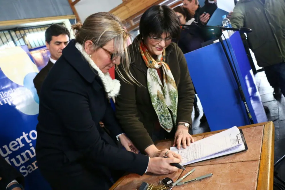 Martini junto a la asesora letrada de Emprendimientos Bariloche.
