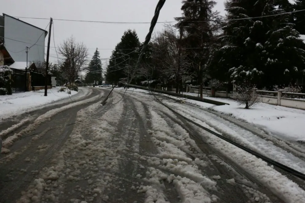 Apagones en muchos barrios de Bariloche.