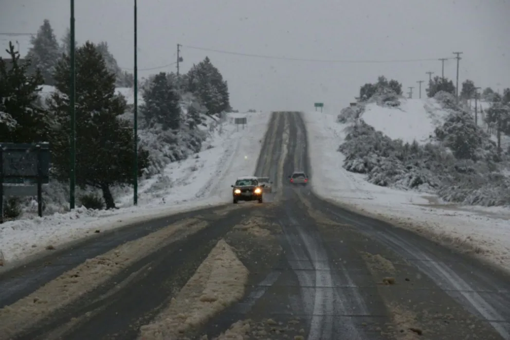 La ruta al Bolsón tiene nieve sobre la calzada.
