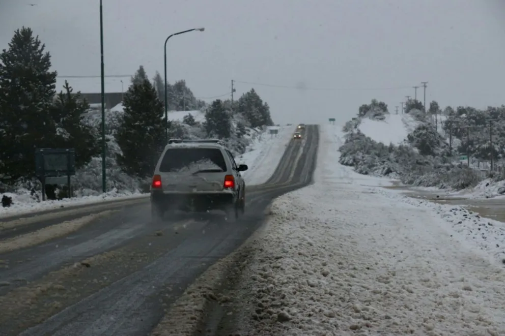 La ruta 40 presenta sectores con hielo.