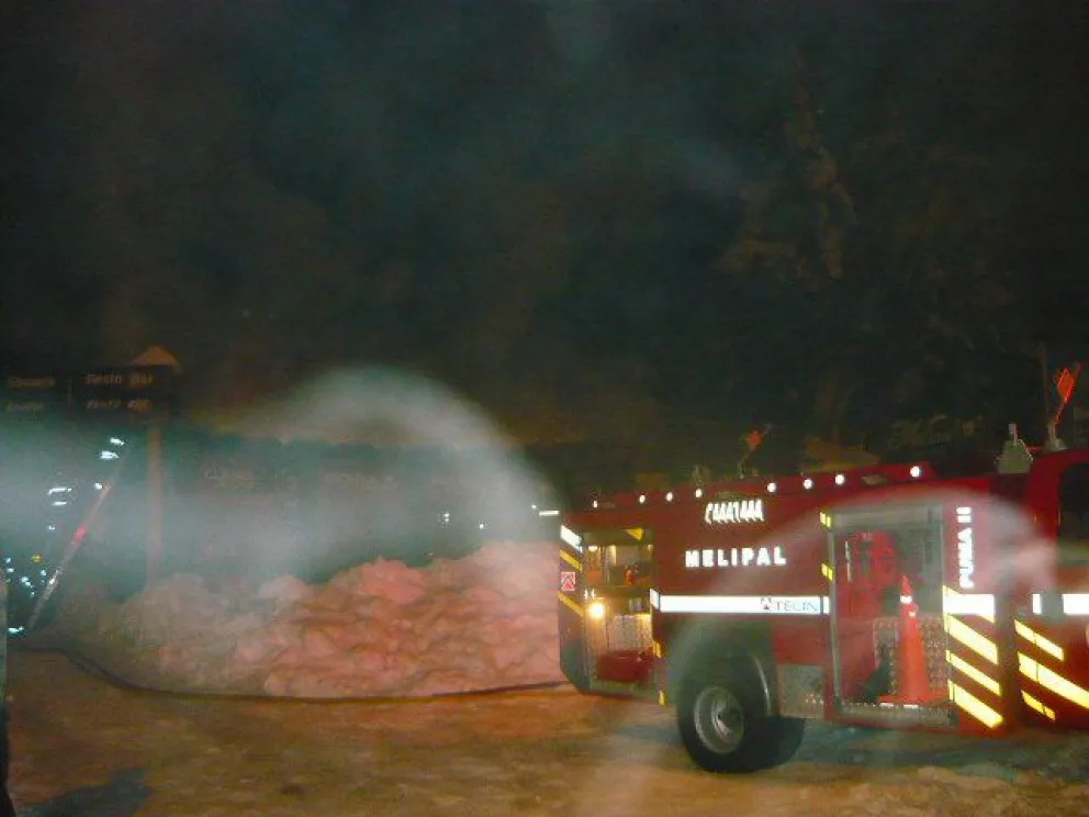 Una densa columna de humo invadió el acceso al cerro