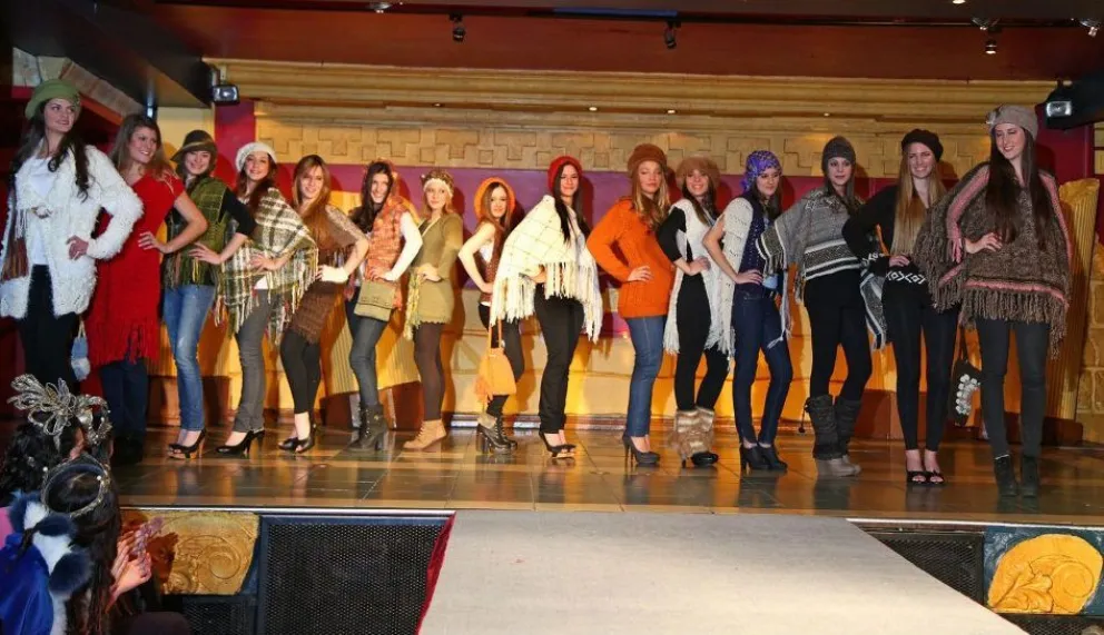 Desfile de pulóveres participantes de otras ediciones del certámen