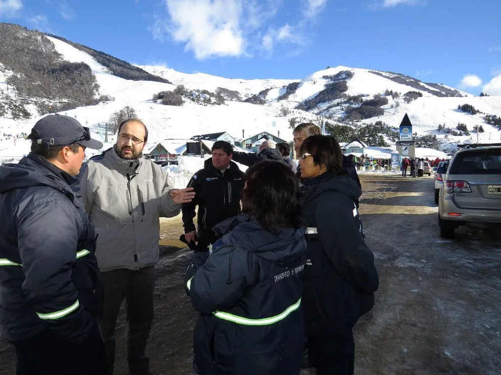 Funcionarios municipales y personal de CAPSA coordinando medidas para ordenar el tránsito