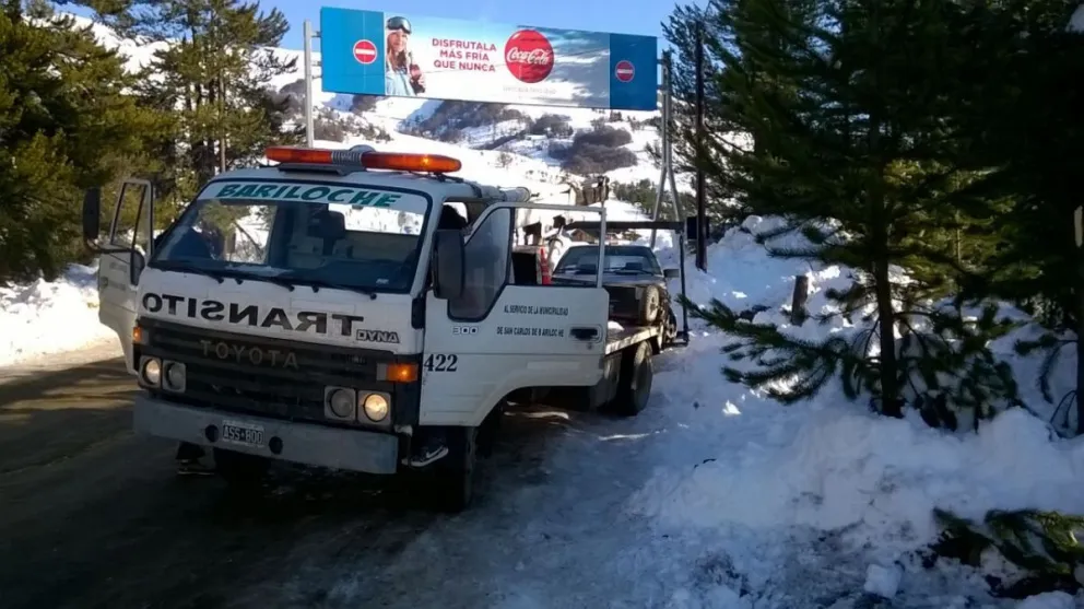 Una grúa de Tránsito trabajando en la calle de salida del estacionamiento principal