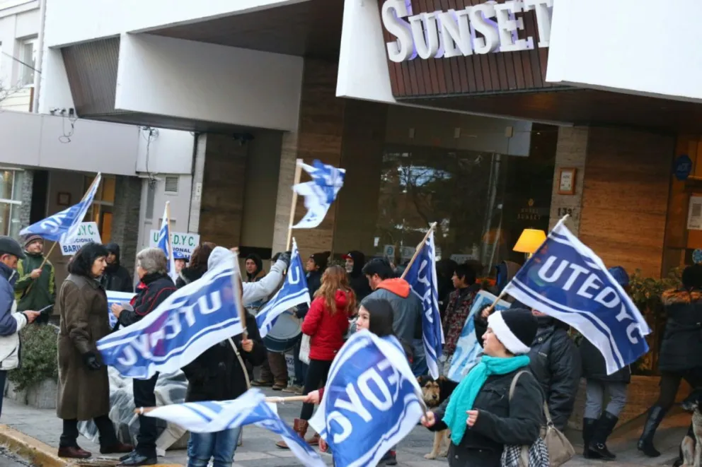 Los manifestantes, en plena protesta frente al hotel Sunset.