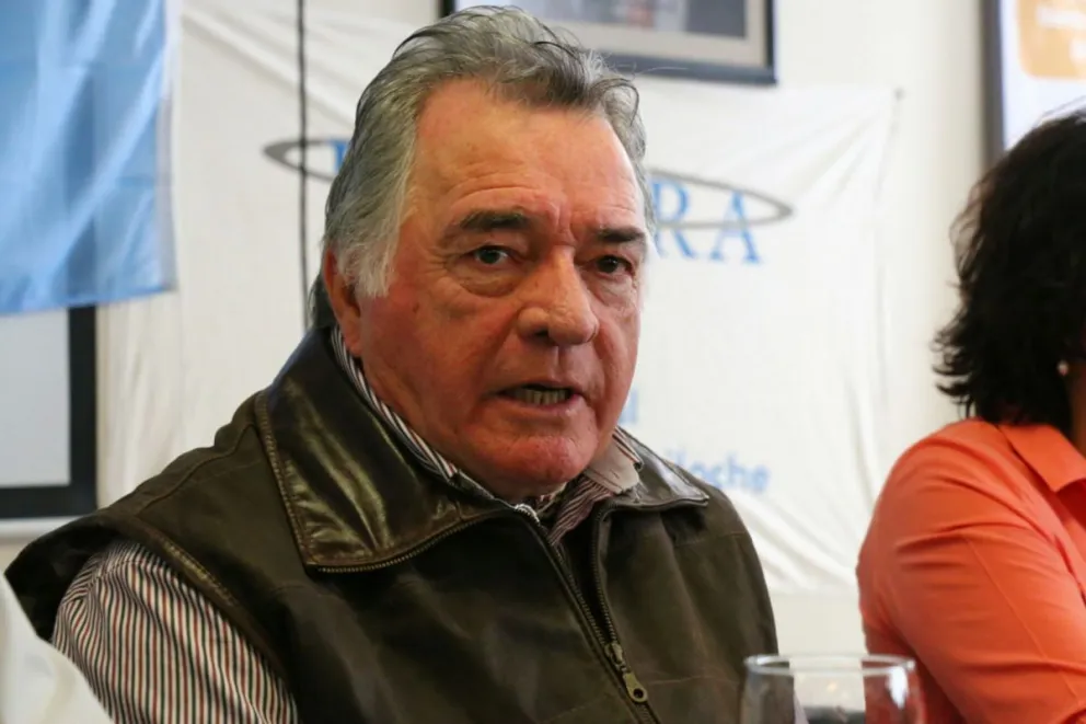 Barrionuevo llegó a Bariloche para negociar el aumento salarial de la Uthgra local.