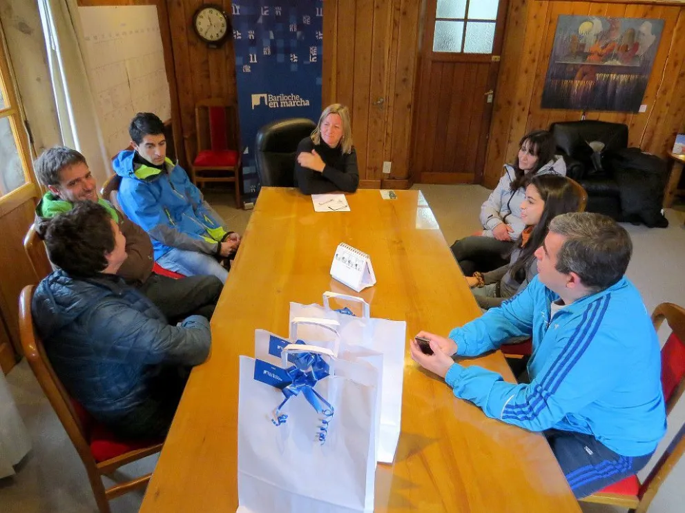 Martini junto con deportistas becados