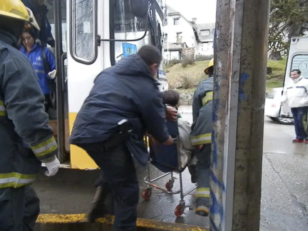 La mujer embarazada sufrió golpes leves.