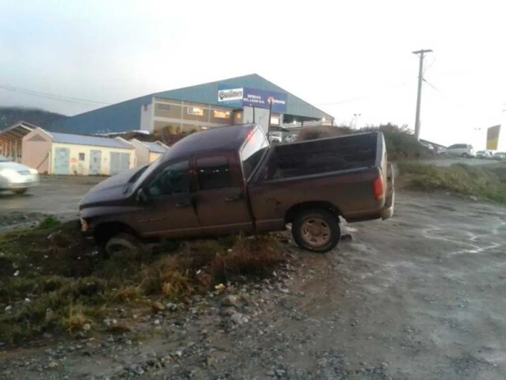 La camioneta quedó atrapada en una zanja en el ingreso al supermercado.
