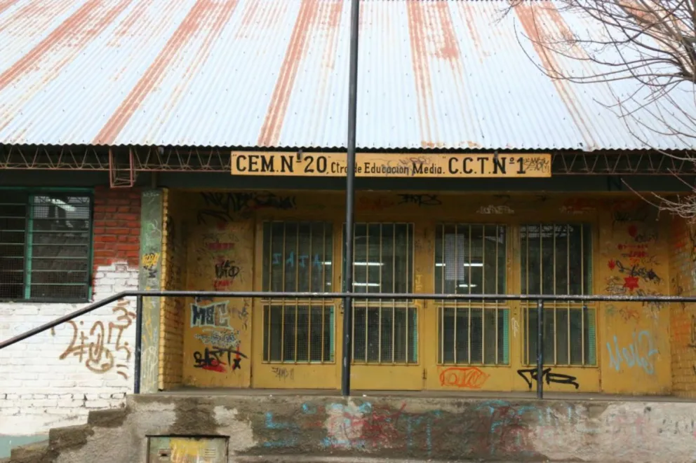 Denuncian falencias en el edificio del CEM 20.
